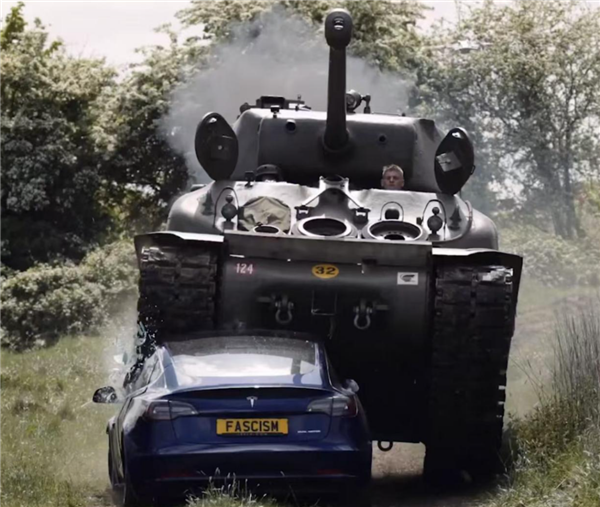 特斯拉Model 3遭坦克碾压：下半车身完好