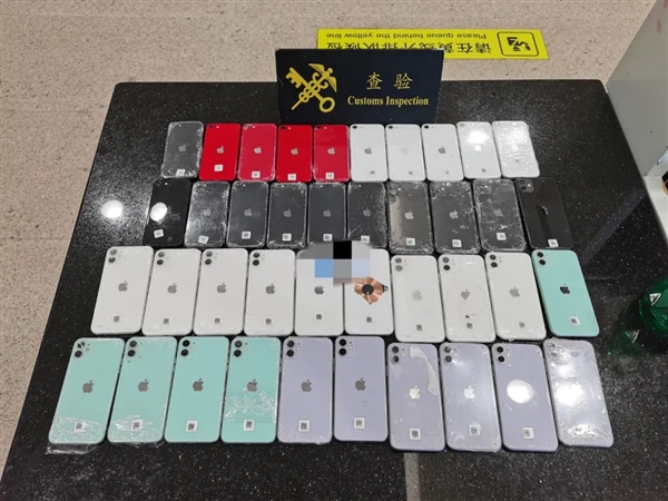 两人身穿手机“盔甲”入境被查:全身裹满iPhone、三星手机