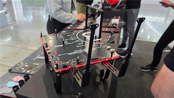 为电脑发烧友而生：暴力熊推出全开放PC“机箱”！