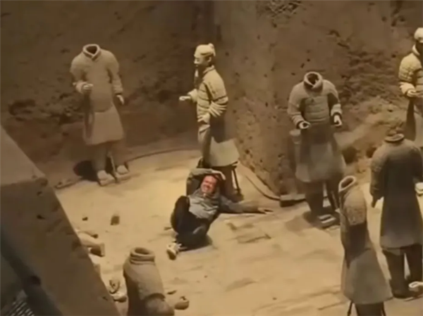 男子跳至兵马俑坑致两尊武士俑损坏 律师：故意毁损文物罪最高判10年