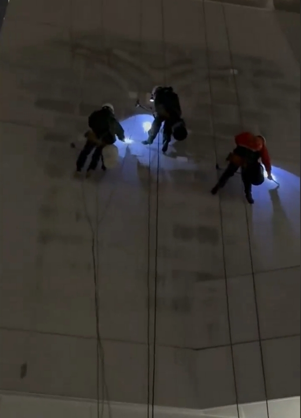 实拍图曝光！网友称哪吒汽车上海总部LOGO被连夜拆除：曾经的新势力销冠