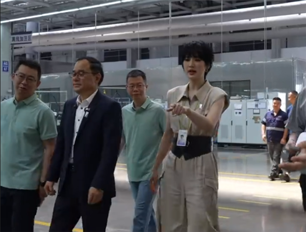 姚安娜520官宣：不谈恋爱谈工单 我在阿维塔车间“打工”