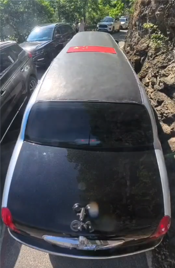 男子开9米加长林肯勇闯皖南川藏线致事故：网友齐吐槽