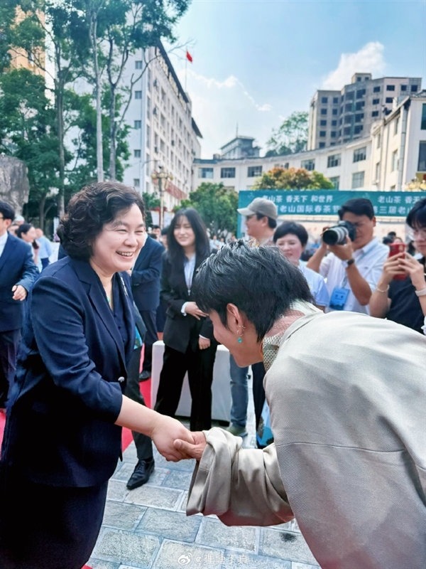 梦幻联动!网红丁真发文:有幸见到了华部长 特别开心