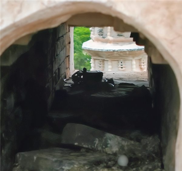 无人机黑飞穿越大理千年古塔炸机坠落 飞手被行拘