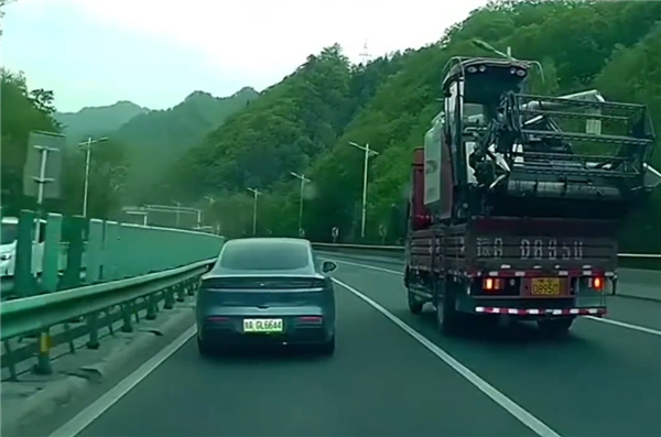 该怎么治！又见高速龟速车挡路：后车狂闪远光灯无济于事