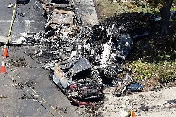 美国一飞机坠毁住宅区 机上6人全部遇难 多处车房起火