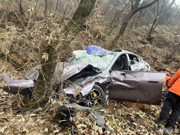 小米SU7滚落山崖 一家四口无恙!车主第二辆小米已提车