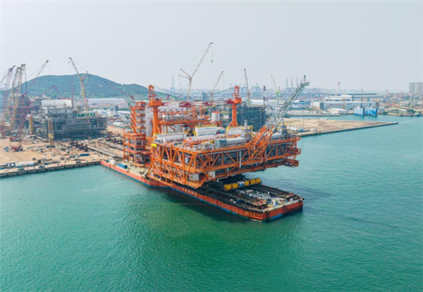 我国渤海最大海上油气平台完工起运：原油探明地质储量超1亿吨