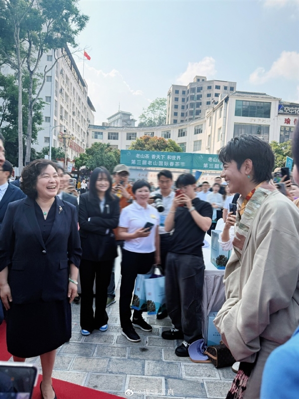 梦幻联动!网红丁真发文:有幸见到了华部长 特别开心