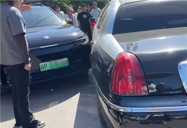 男子开9米加长林肯勇闯皖南川藏线致事故：网友齐吐槽