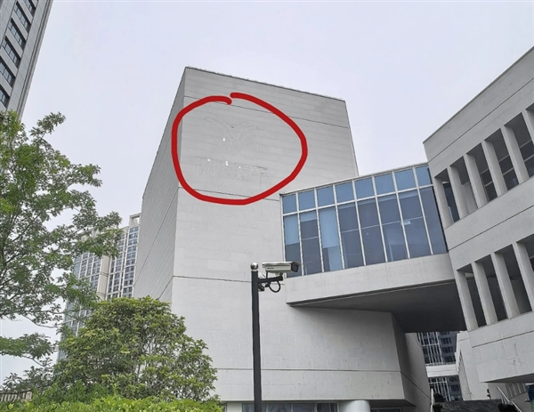 实拍图曝光！网友称哪吒汽车上海总部LOGO被连夜拆除：曾经的新势力销冠