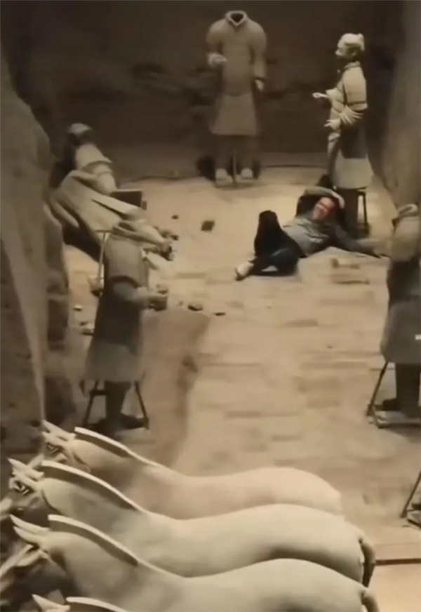 男子跳至兵马俑坑致两尊武士俑损坏 律师：故意毁损文物罪最高判10年