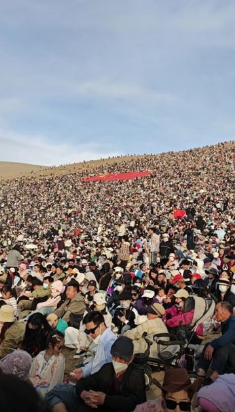 密集恐惧！敦煌月牙泉目之所及全是人