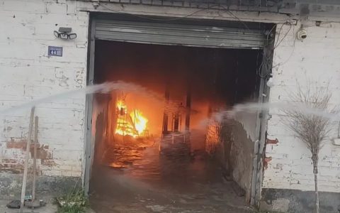 电动自行车屋里充电突然起火 险些引爆两个煤气罐