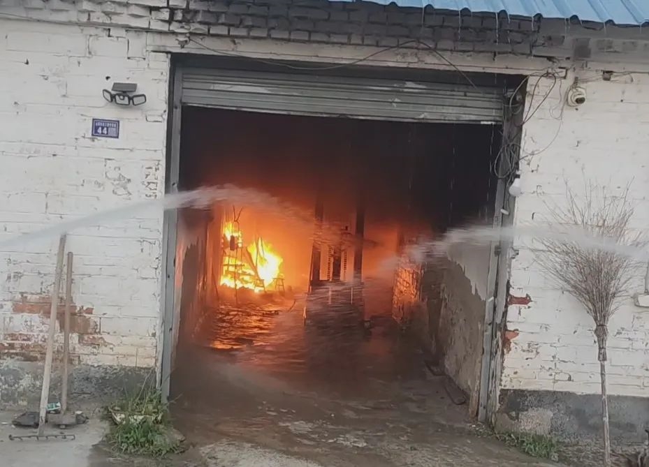 电动自行车屋里充电突然起火 险些引爆两个煤气罐