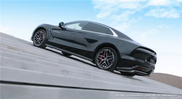 62.8万起 四大黑科技傍身！比亚迪最狠轿车仰望U7开启交付