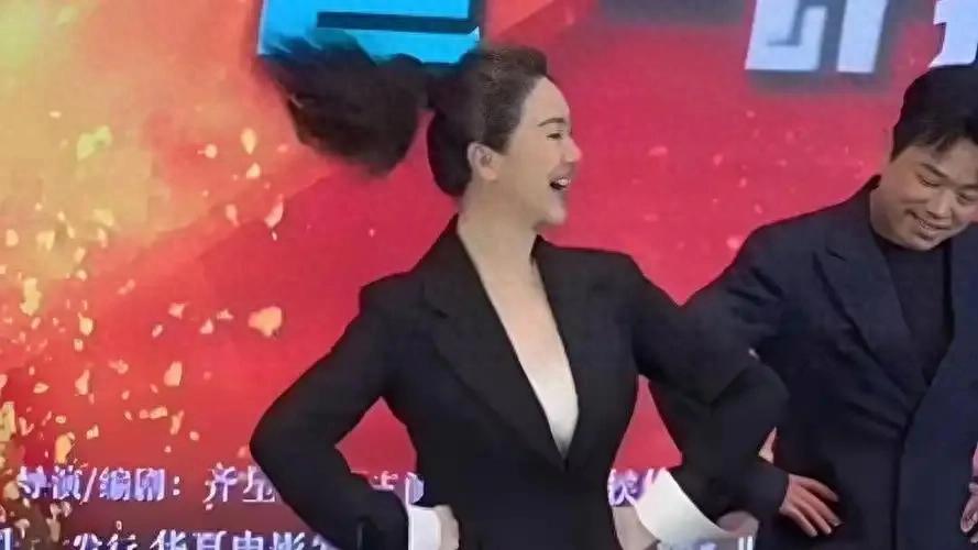 左小青教跳广场舞活力四射 绽放别样风采