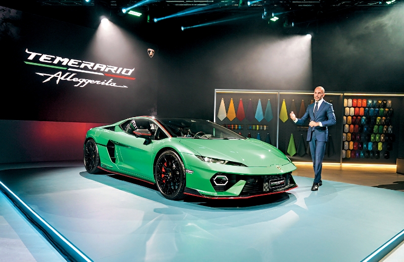 兰博基尼亚太区总监Francesco Scardaoni专程来港，向嘉宾讲解新“细牛”特色