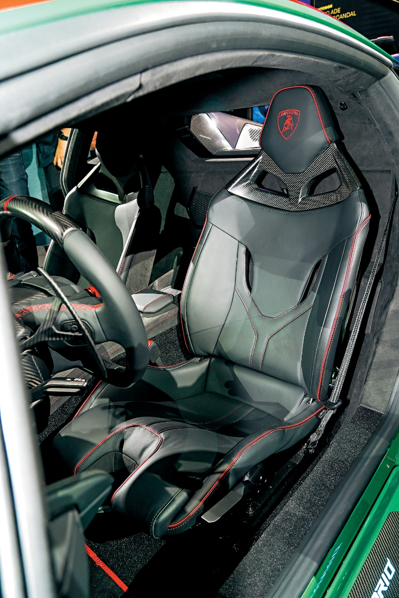 示范车换上轻量碳纤维桶椅。