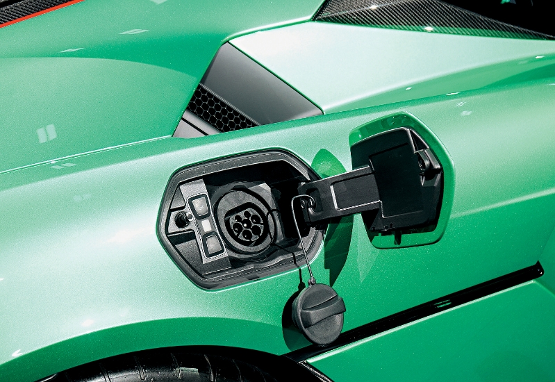 3.8kWh锂电也可独立充电，中速7kW AC充电约半小时充满。