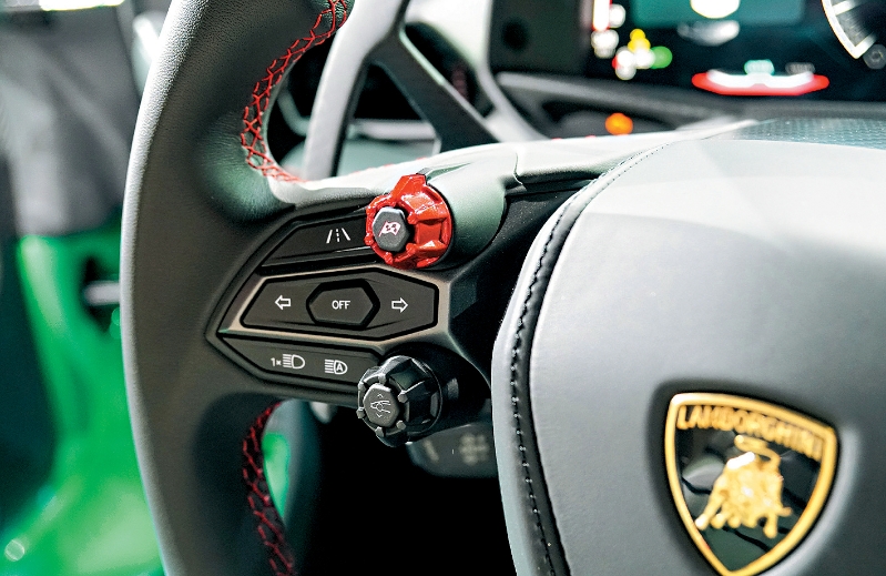 盘两边均设有驾驶模式旋钮，可组合出多达13种不同模式。