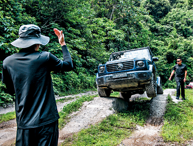 交叉轴越野体验环节，驾驶者须依从教练手势指令，跨越深坑拱位，期间两个对角车轮会同时离地。