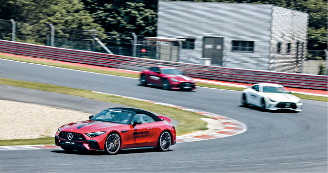 今次有机会在赛道试驾最新款AMG SL63高性能版(前)。