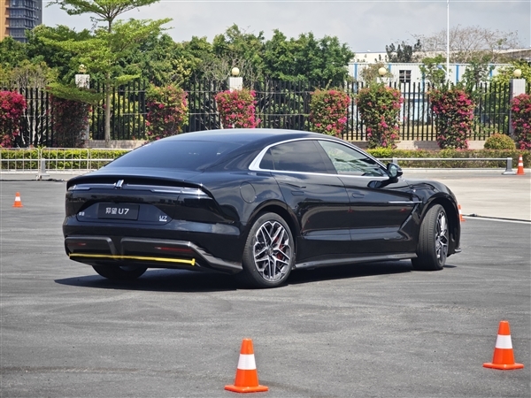 62.8万起 四大黑科技傍身！比亚迪最狠轿车仰望U7开启交付