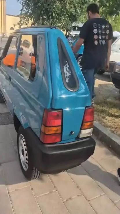 宽50厘米!意大利男子开“纸片车”出街:但凡胖一点就进不去