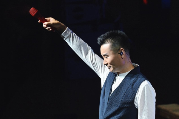 刘和刚“爸气全开33”成都开唱:33曲唱尽父爱长歌,父女同台点亮感恩星河