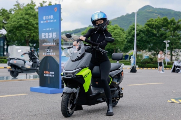从代步到畅行：雅迪冠能S长续航，电池耐用保三年，重构用户体验