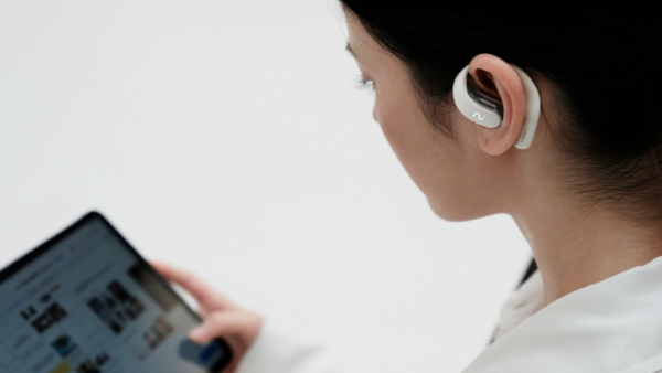  AI耳机成为效率与美学的国际标杆：未来智能iFLYBUDS Air2斩获红点设计大奖