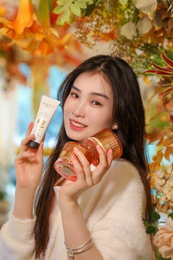 玫莉蔻玫瑰凝胶与水凝霜，感受自然的温柔，邂逅肌肤的水润诗意