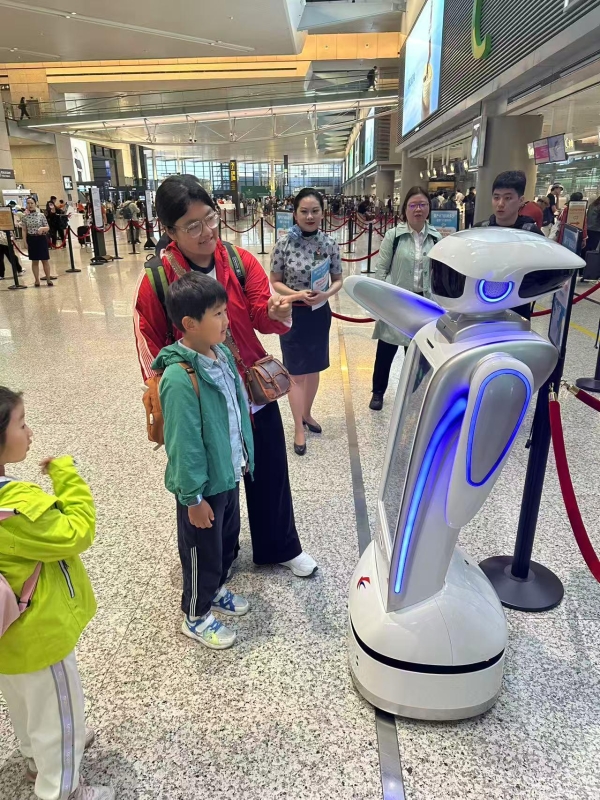 东航“东东”机器人萌趣上岗 点亮“六一”出行