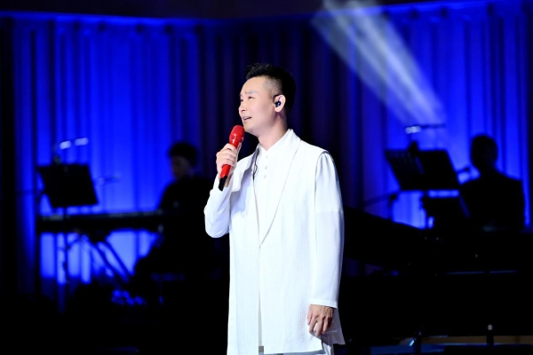 刘和刚“爸气全开33”成都开唱:33曲唱尽父爱长歌,父女同台点亮感恩星河