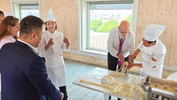 西部马华餐饮集团走进联合国