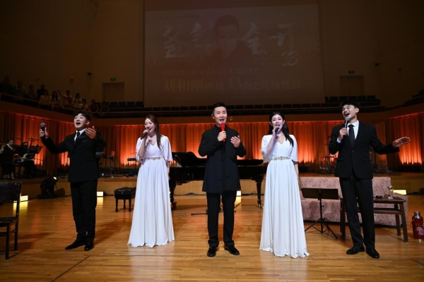 刘和刚“爸气全开33”成都开唱:33曲唱尽父爱长歌,父女同台点亮感恩星河