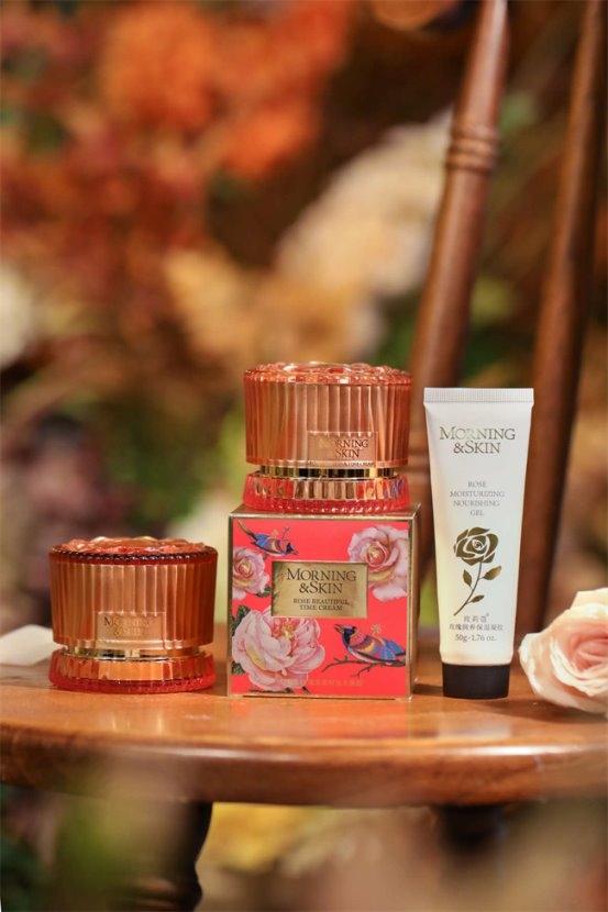 玫莉蔻玫瑰凝胶与水凝霜，感受自然的温柔，邂逅肌肤的水润诗意