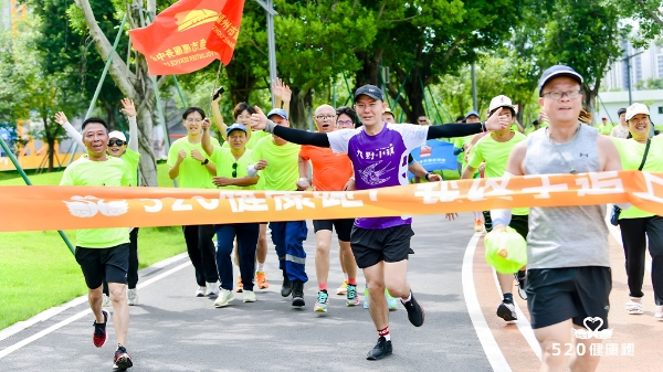 4.跑步爱好者冲线.jpg 520健康跑20城百园同频开跑,现场宣布向全国招募52朵“金花”