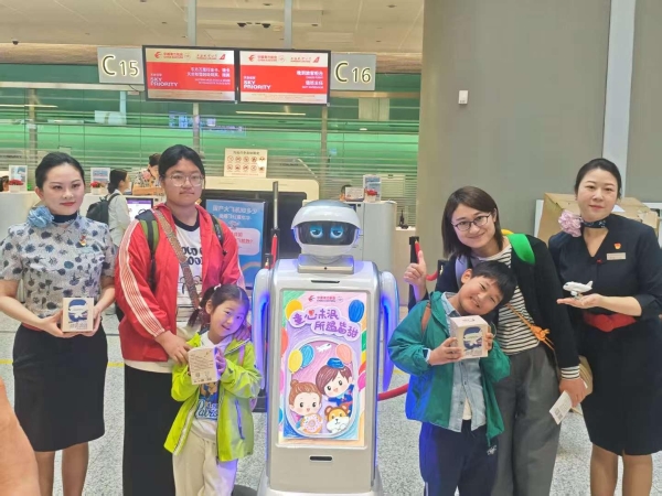 东航“东东”机器人萌趣上岗 点亮“六一”出行