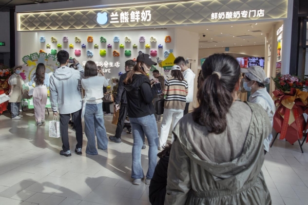 冷链近100%覆盖+单日破9.4万!兰熊鲜奶中原首店引爆健康饮品加盟热