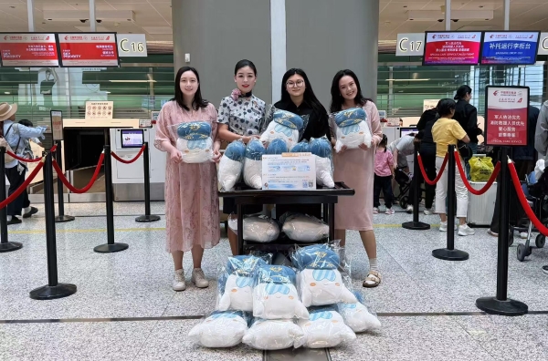 东航“东东”机器人萌趣上岗 点亮“六一”出行