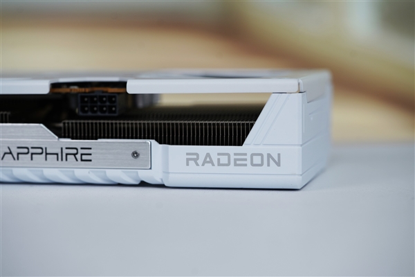 纯白高颜值!蓝宝石RX 9060 XT极地8GB OC显卡图赏