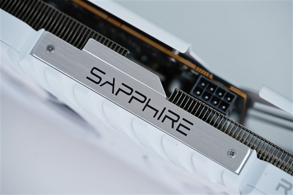 纯白高颜值！蓝宝石RX 9060 XT极地8GB OC显卡图赏