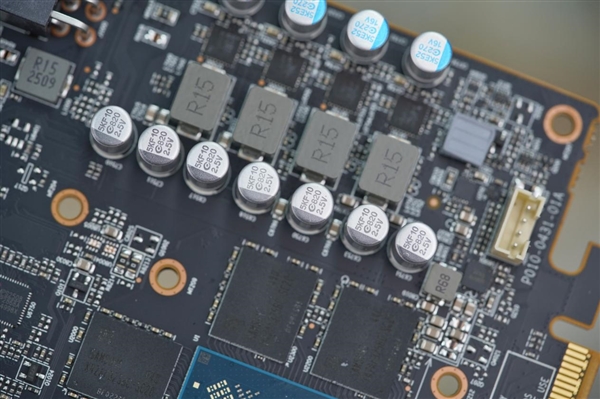 纯白高颜值!蓝宝石RX 9060 XT极地8GB OC显卡图赏