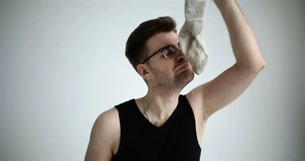 宁波小伙拿擦脚巾擦脸 结果脚气上脸！专家：有人闻臭袜肺部感染