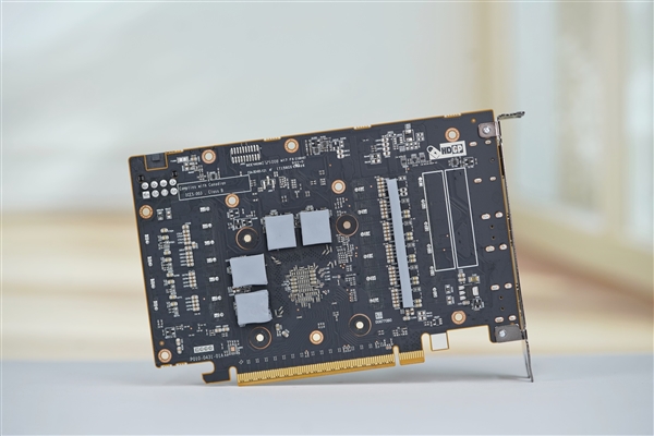 纯白高颜值!蓝宝石RX 9060 XT极地8GB OC显卡图赏