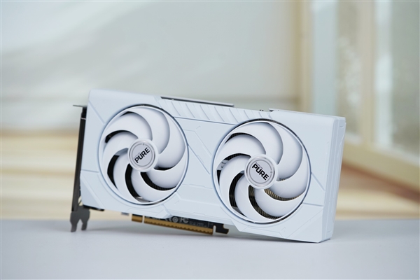 纯白高颜值!蓝宝石RX 9060 XT极地8GB OC显卡图赏