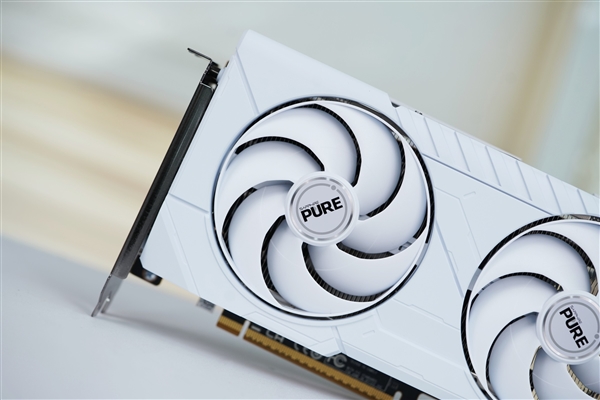 纯白高颜值!蓝宝石RX 9060 XT极地8GB OC显卡图赏